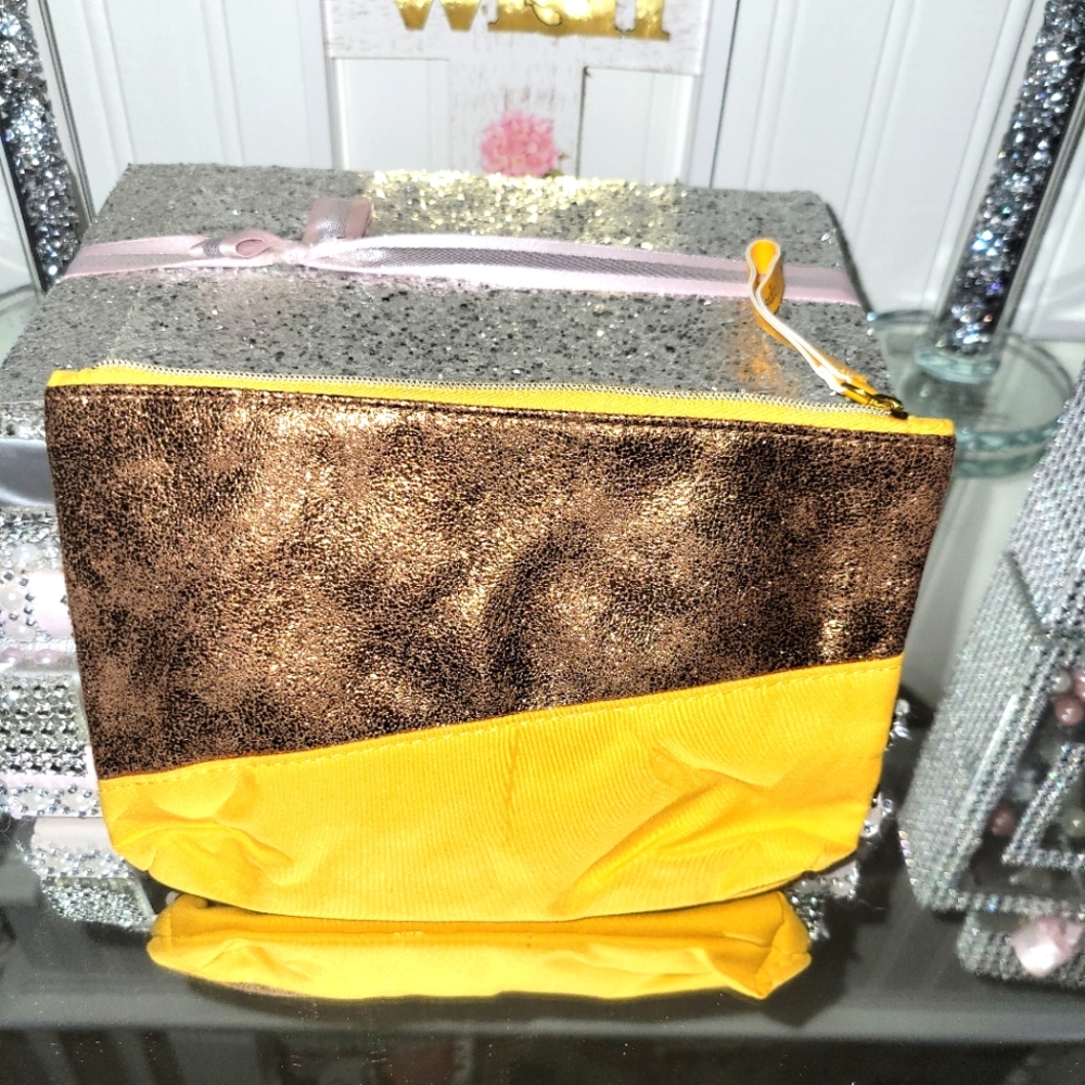 NWOT 🌸 Limited Edition Ipsy cosmetic Bag 🌸